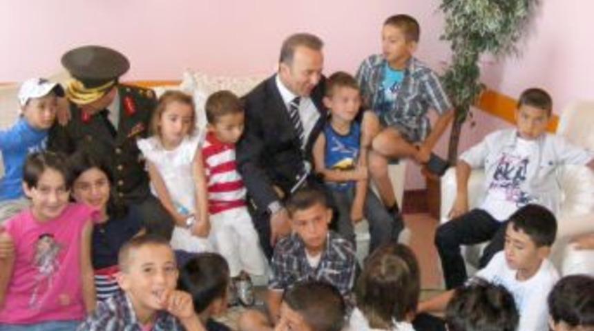 Vali G&uuml;ner, &ccedil;ocukları sevindirdi