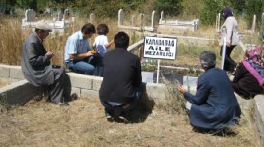 Bayram arifesinde mezarlıklara ziyaret&ccedil;i akını