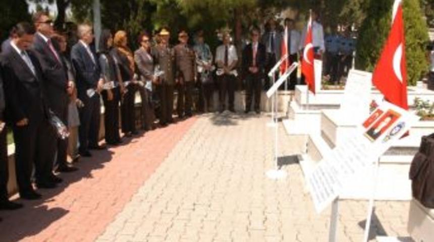 Denizli protokol&uuml; şehitlikleri ziyaret etti