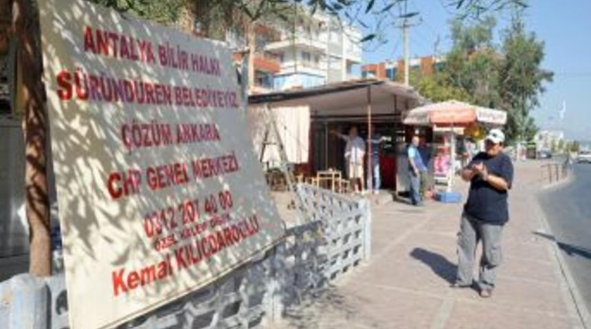 &Ccedil;allı esnafı CHP&rsquo;li Akaydın&rsquo;ı Kılı&ccedil;daroğlu&rsquo;na pankartla şik&acirc;yet etti