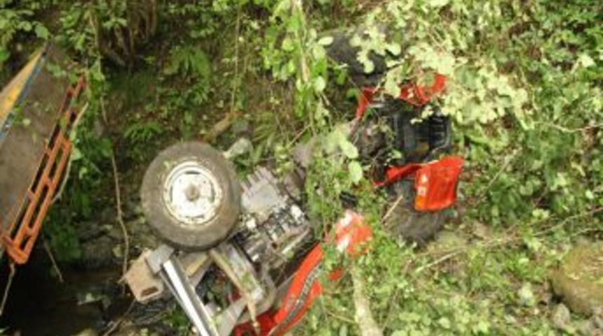 Fındık y&uuml;kl&uuml; trakt&ouml;r dereye yuvarlandı: 1 yaralı