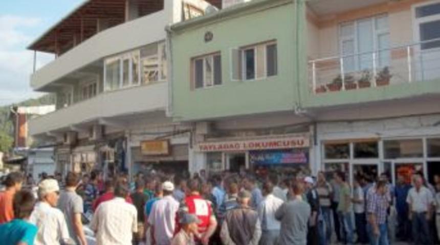 &Ccedil;arşı iznine &ccedil;ıkan Suriyeliler olay &ccedil;ıkardı