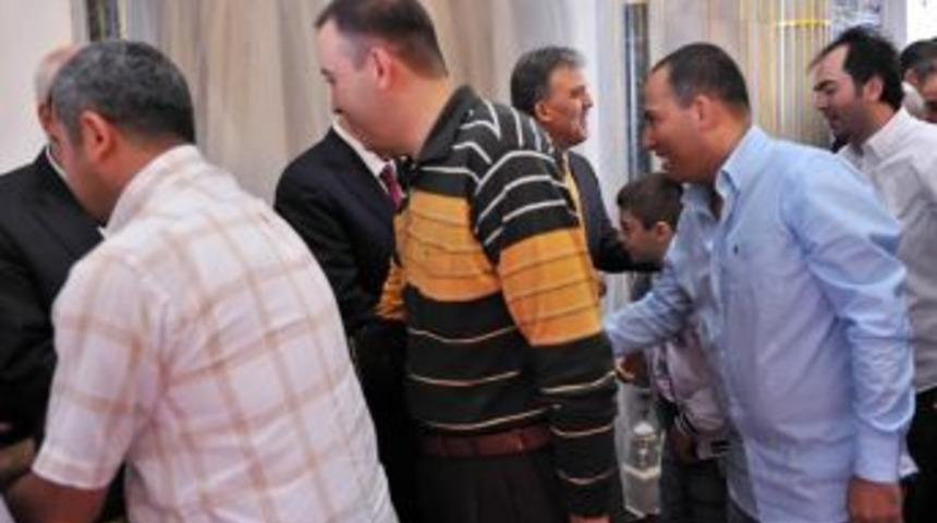 Cumhurbaşkanı G&uuml;l, vatandaşlarla bayramlaştı