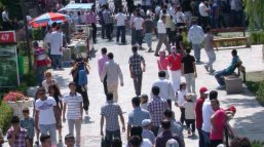 Başkentliler, bayramların vazge&ccedil;ilmezi parklara akın etti