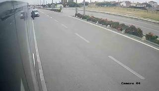 Otomobilin &ccedil;arptığı elektrikli bisiklet s&uuml;r&uuml;c&uuml;s&uuml; havaya fırladı: O anlar kamerada