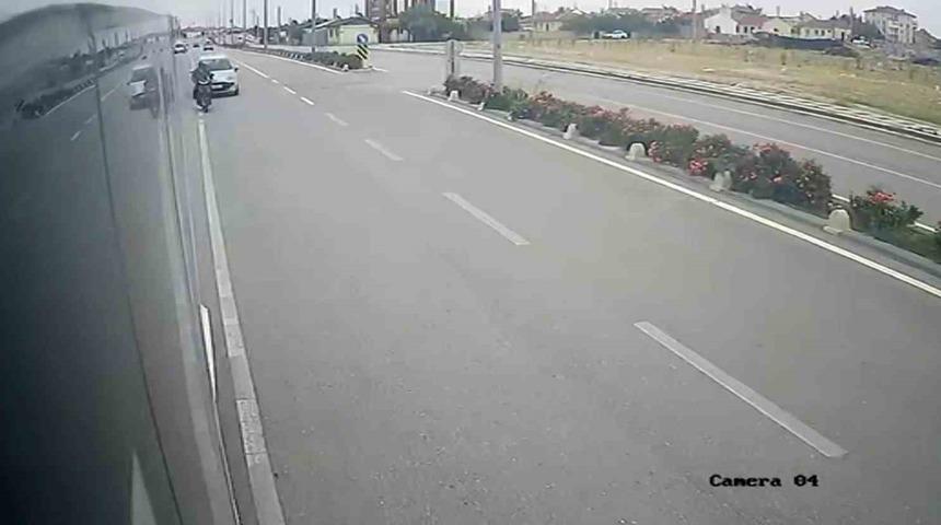 Otomobilin &ccedil;arptığı elektrikli bisiklet s&uuml;r&uuml;c&uuml;s&uuml; havaya fırladı: O anlar kamerada