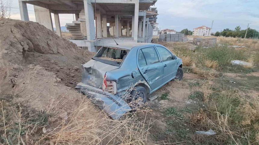 Kavşakta &ccedil;arpışan ara&ccedil;lar savruldu: 2 yaralı
