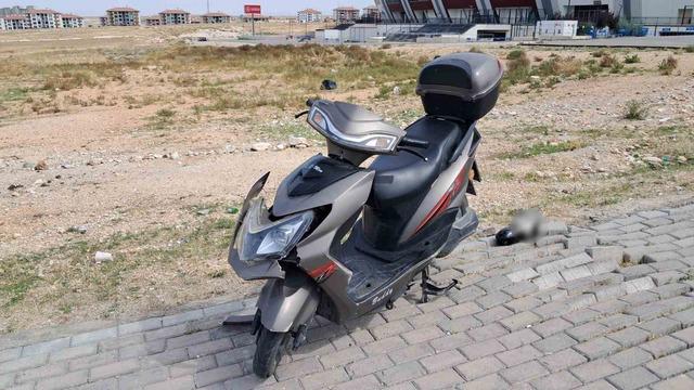Elektrikli bisiklet park halindeki otomobile &ccedil;arptı: 1 yaralı 1
