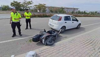 Elektrikli bisiklet park halindeki otomobile &ccedil;arptı: 1 yaralı