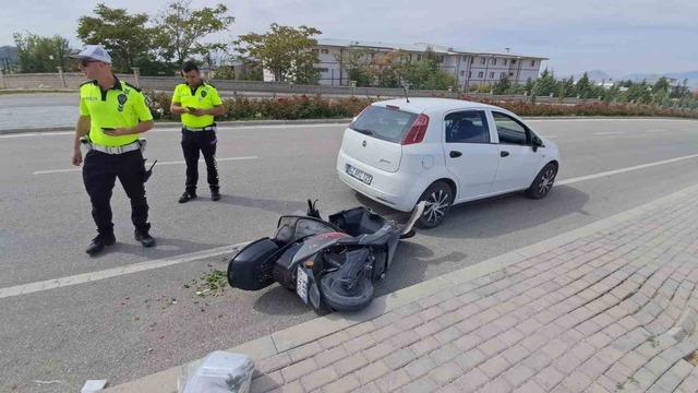 Elektrikli bisiklet park halindeki otomobile çarptı: 1 yaralı