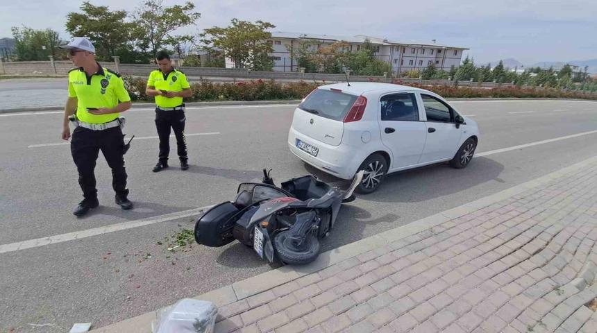 Elektrikli bisiklet park halindeki otomobile &ccedil;arptı: 1 yaralı