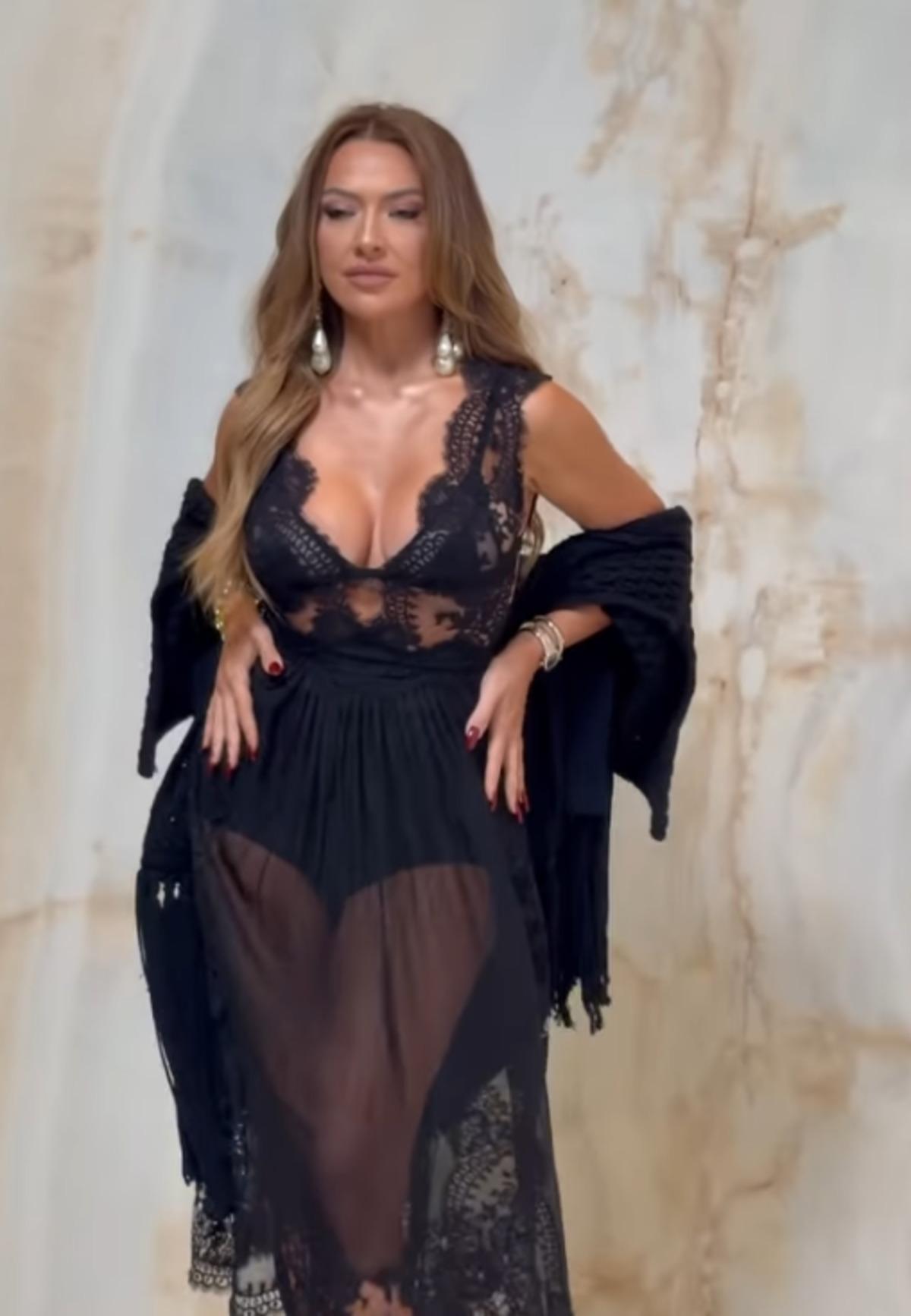 Hadise moda haftasına cesur seçimiyle damga vurdu! Derin dekoltesi olay yarattı 2
