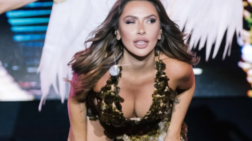 Hadise moda haftasına cesur seçimiyle damga vurdu! Derin dekoltesi olay yarattı 