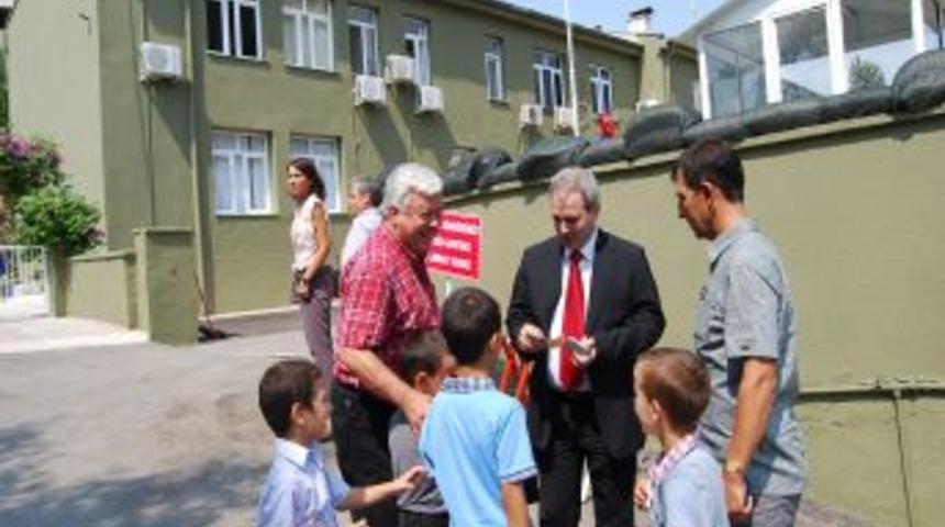 Başkan &Ouml;zgan, &ccedil;ocuklara bayram har&ccedil;lığı dağıttı