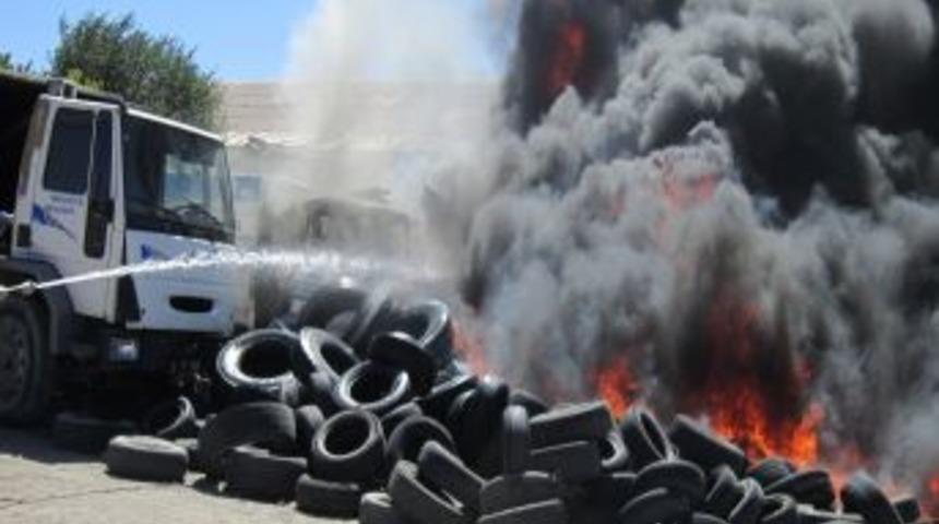 Belediyeye ait 3 &ccedil;&ouml;p kamyonu yandı