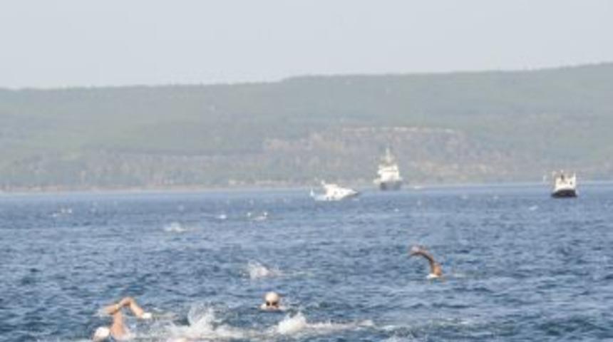 &Ccedil;anakkale Boğazı&rsquo;nı y&uuml;zerek ge&ccedil;tiler