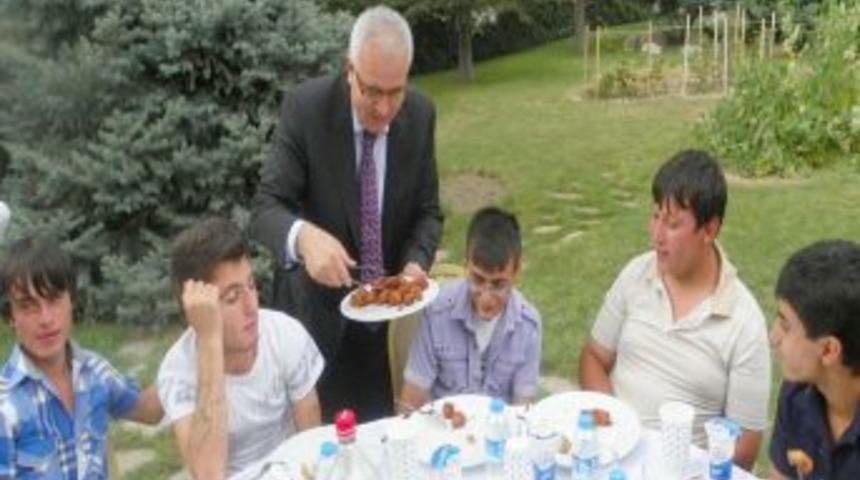 Vali &Ccedil;akır, kimsesiz &ccedil;ocuklara yemek servisi yaptı