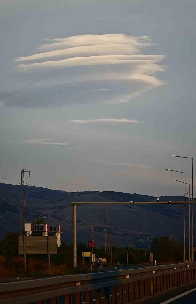 Erzincan&rsquo;da UFO&rsquo;yu andıran mercek bulutu ilgi &ccedil;ekti 1