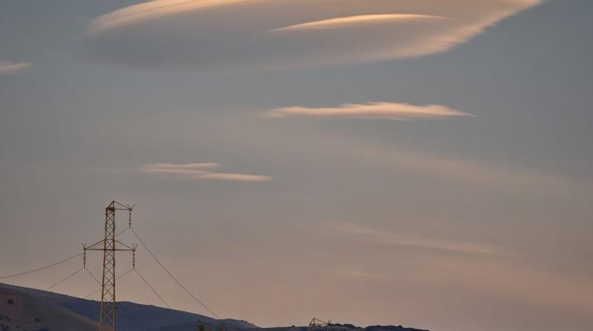 Erzincan&rsquo;da UFO&rsquo;yu andıran mercek bulutu ilgi &ccedil;ekti