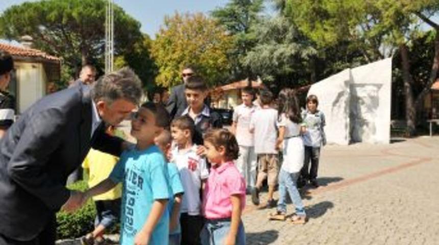 Cumhurbaşkanı G&uuml;l, &ccedil;ocuklarla bayramlaştı