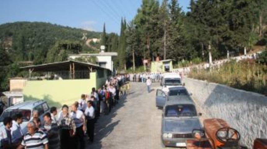 Yeditepe halkı, 450 yıldır mezarlık &ouml;n&uuml;nde bayramlaşıyor