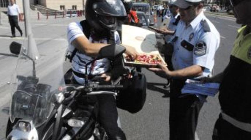 Polis, bayram s&uuml;resince ceza kesmedi, şeker ikram etti