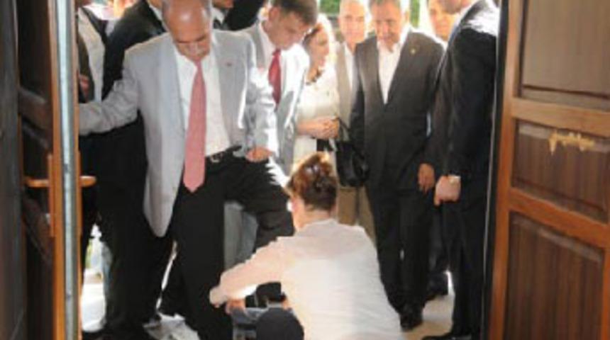 Valiye galoşu kadın g&ouml;revli giydirdi