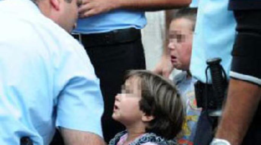 &Ccedil;ocuklarının g&ouml;z&uuml; &ouml;n&uuml;nde eşini bı&ccedil;akladı