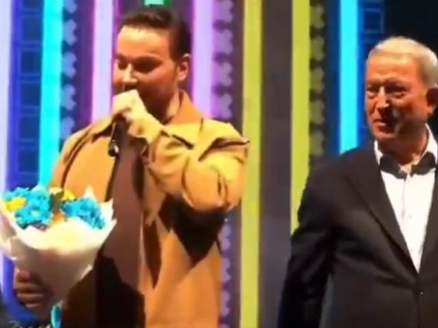 Talihsiz kaza! Sinan Ak&ccedil;ıl Hulusi Akar'ın y&uuml;z&uuml;ne yanlışlıkla &ccedil;arptı