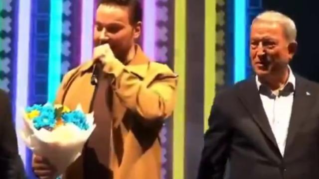 Talihsiz kaza! Sinan Akçıl Hulusi Akar'ın yüzüne yanlışlıkla çarptı