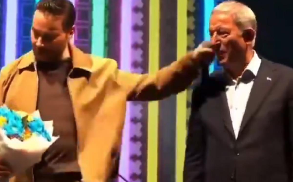 Talihsiz kaza! Sinan Akçıl Hulusi Akar ın yüzüne yanlışlıkla çarptı 2