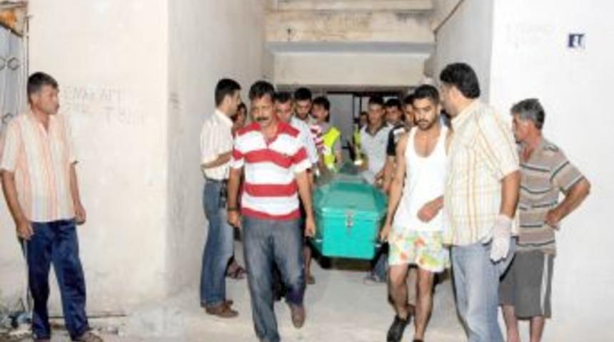 Eşini boğazını keserek öldürdü