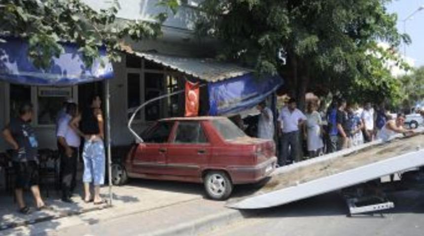 Otomobil kahvehaneye girdi: 3 yaralı