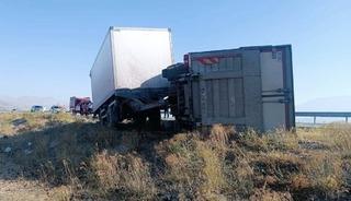 Iğdır&rsquo;da eşeğe &ccedil;arpmamak i&ccedil;in manevra yapan kamyon kaza yaptı