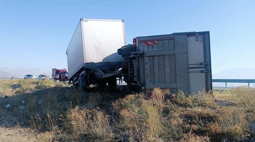 Iğdır&rsquo;da eşeğe &ccedil;arpmamak i&ccedil;in manevra yapan kamyon kaza yaptı