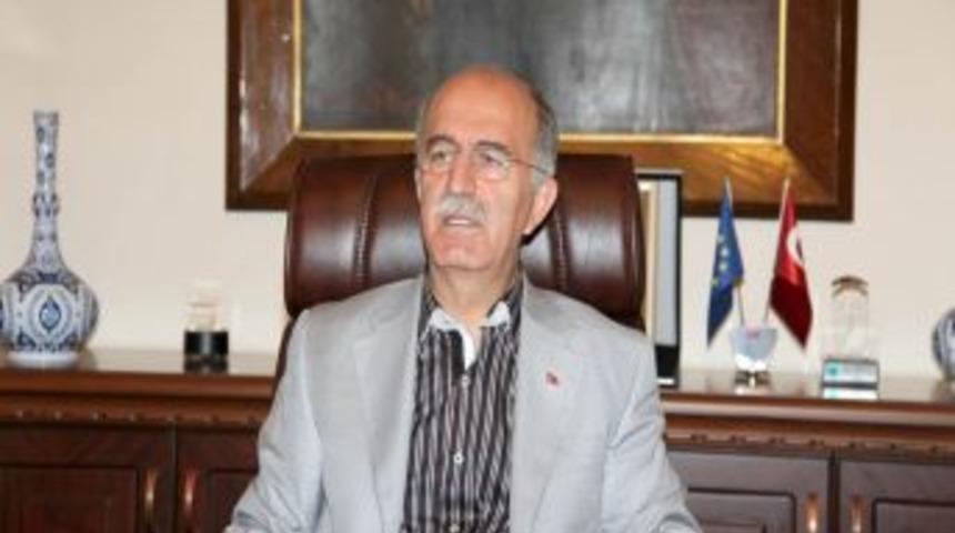 Vali Harput: Bel fıtığı ameliyatımdan dolayı galoşu görevli giydirdi