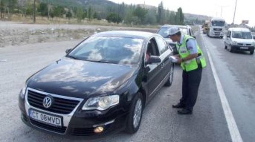 Polis, d&ouml;n&uuml;ş yolundaki s&uuml;r&uuml;c&uuml;leri tatlı tatlı uyardı