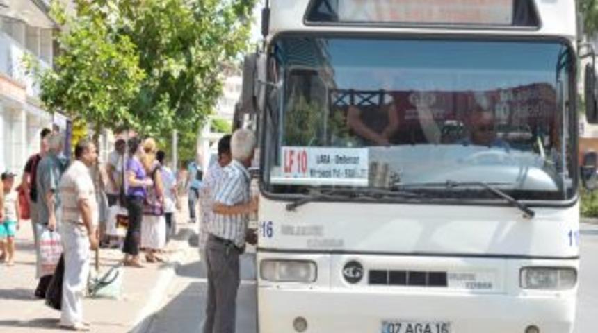 Akaydın&rsquo;ın klimalı duraklarına vatandaştan tepki: &Ouml;nce ulaşım sistemini d&uuml;zelt