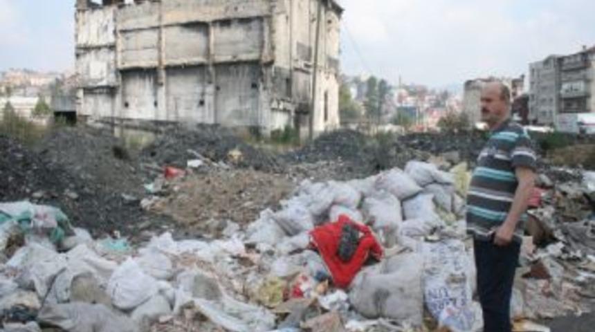 Koruma altına alınan bina ve &ccedil;evresi şehir &ccedil;&ouml;pl&uuml;ğ&uuml; oldu