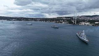 İstanbul Boğazı'nda Preveze Deniz Zaferi hareketliliği! 15 gemi böyle geçti