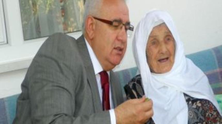 Çorum Valisi, asırlık Kezban Tezcan'ı ziyaret etti