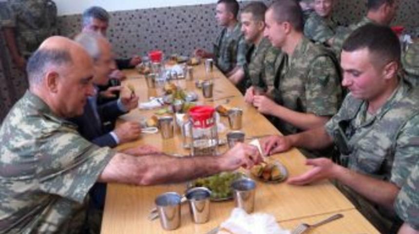 Kılı&ccedil;daroğlu askerlerle bayramlaştı