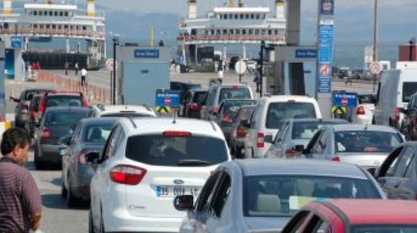 Yalova feribotunda bayram yoğunluğu