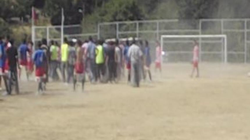 Turnuvada futbol yerine yumruklar ve silahlar konuştu