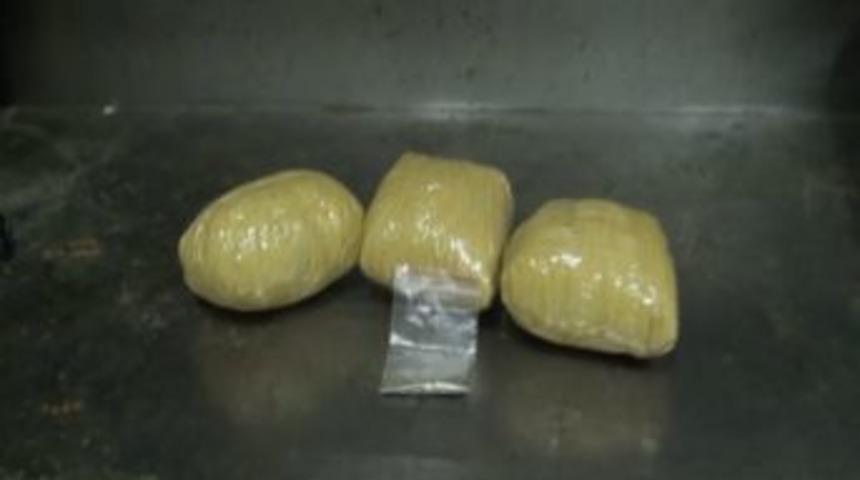 Eroinle yakalanınca doğum randevusuna polisle gitti