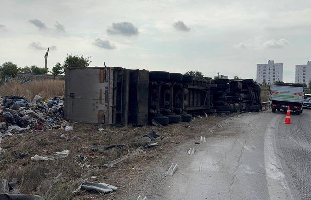 Adana&rsquo;da atık y&uuml;kl&uuml; tır devrildi: S&uuml;r&uuml;c&uuml; yaralandı 2