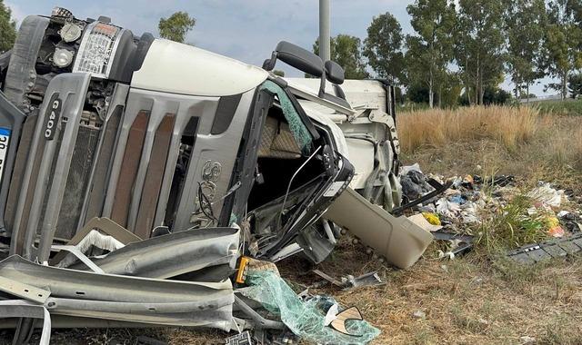 Adana&rsquo;da atık y&uuml;kl&uuml; tır devrildi: S&uuml;r&uuml;c&uuml; yaralandı 1