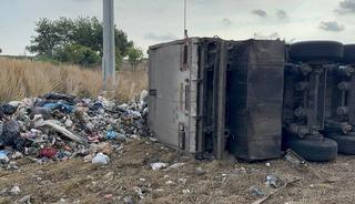Adana&rsquo;da atık y&uuml;kl&uuml; tır devrildi: S&uuml;r&uuml;c&uuml; yaralandı