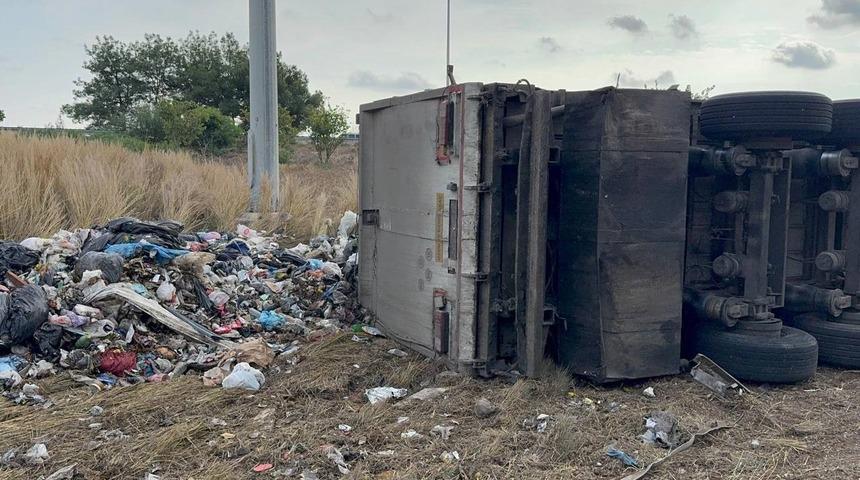 Adana&rsquo;da atık y&uuml;kl&uuml; tır devrildi: S&uuml;r&uuml;c&uuml; yaralandı