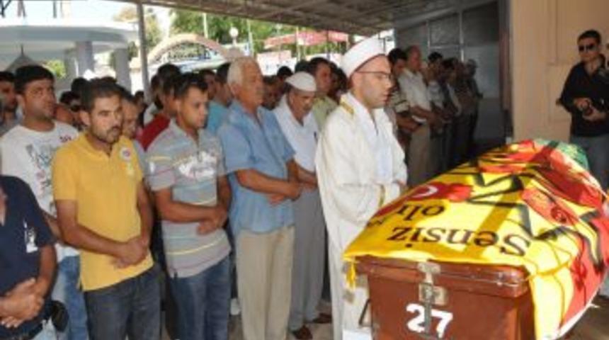 Kazada &ouml;len &uuml;niversite &ouml;ğrencisi kızın hayatını kaybeden dayısı defnedildi